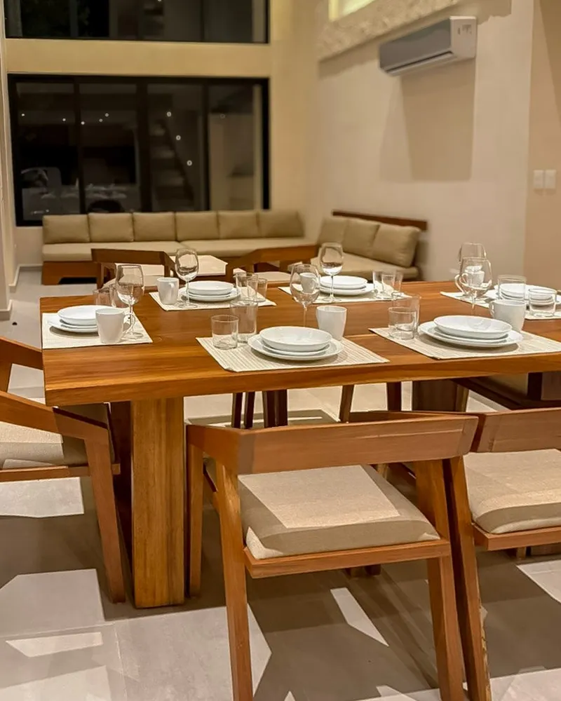 Table en bois pour six, dressée