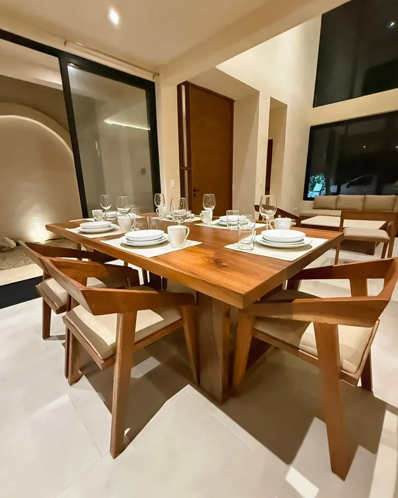 Comedor junto a los ventanales y los arcos del patio