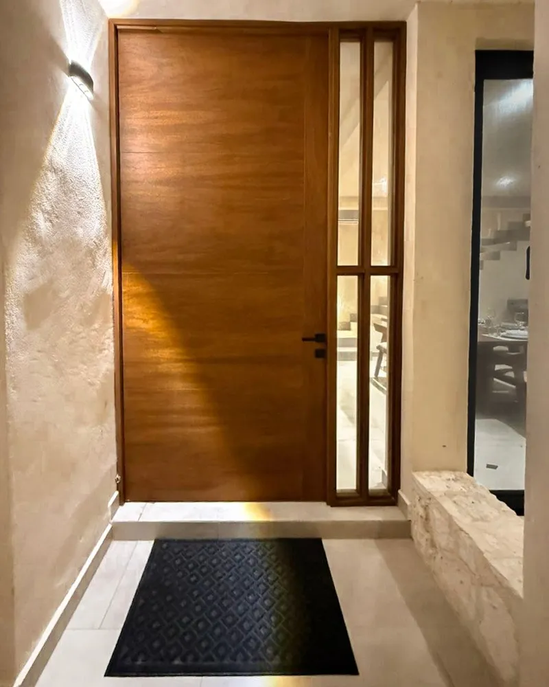 Porte d’entrée en bois près d’un mur en pierre