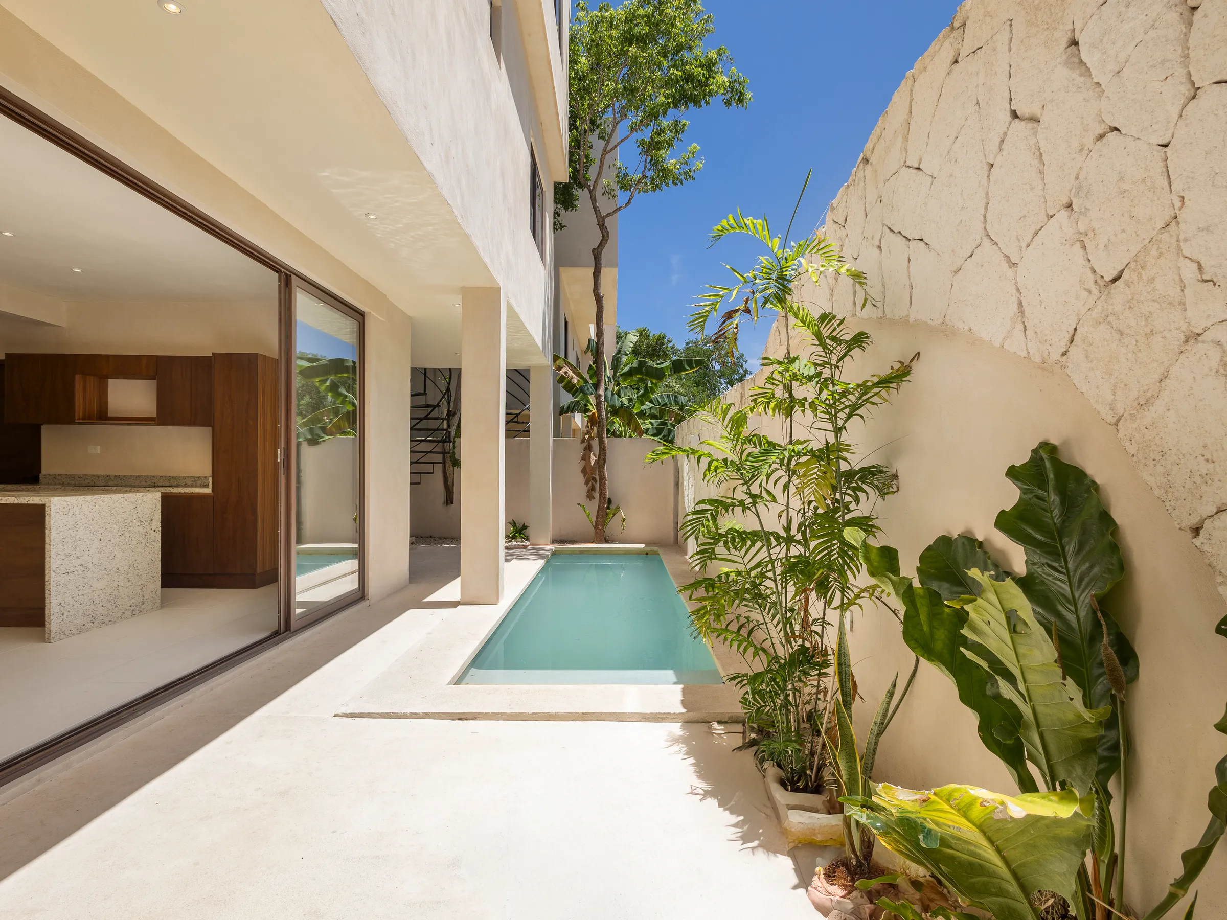 Rez-de-chaussée de la Villa Quetzal ouvert sur la piscine et le jardin