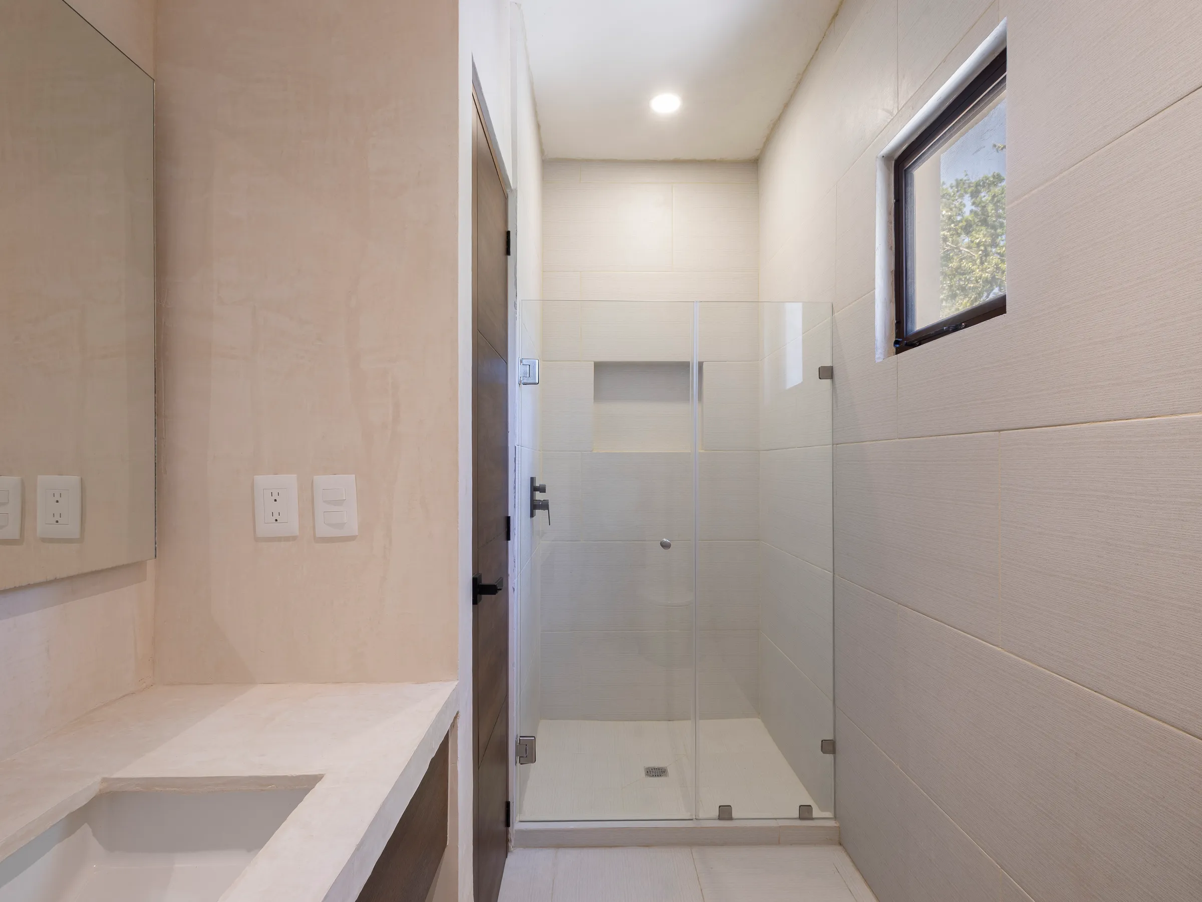 Salle de bains de la Villa Quetzal avec douche vitrée