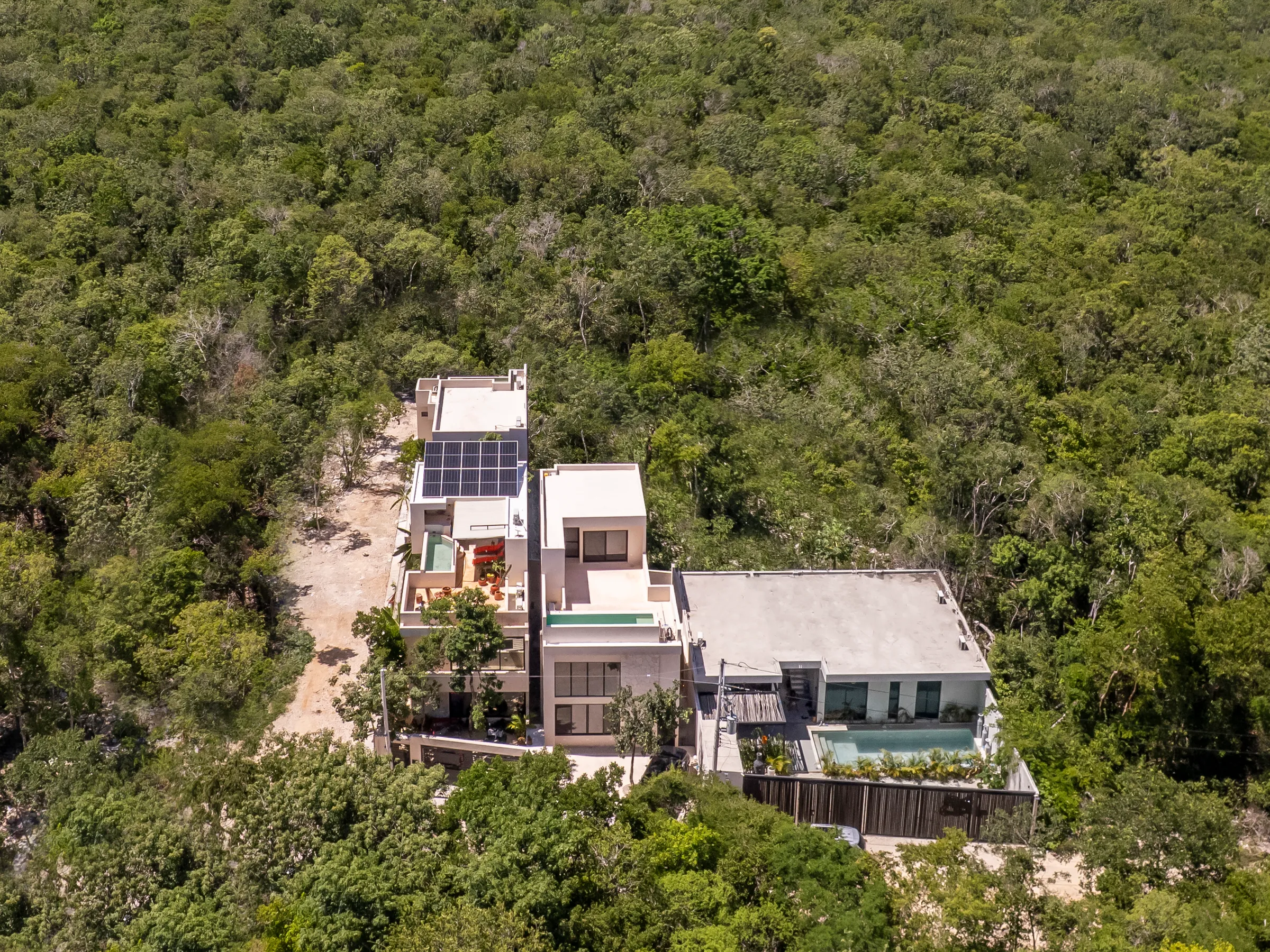 Vue aérienne des maisons de l’ensemble au milieu de la jungle de Tulum