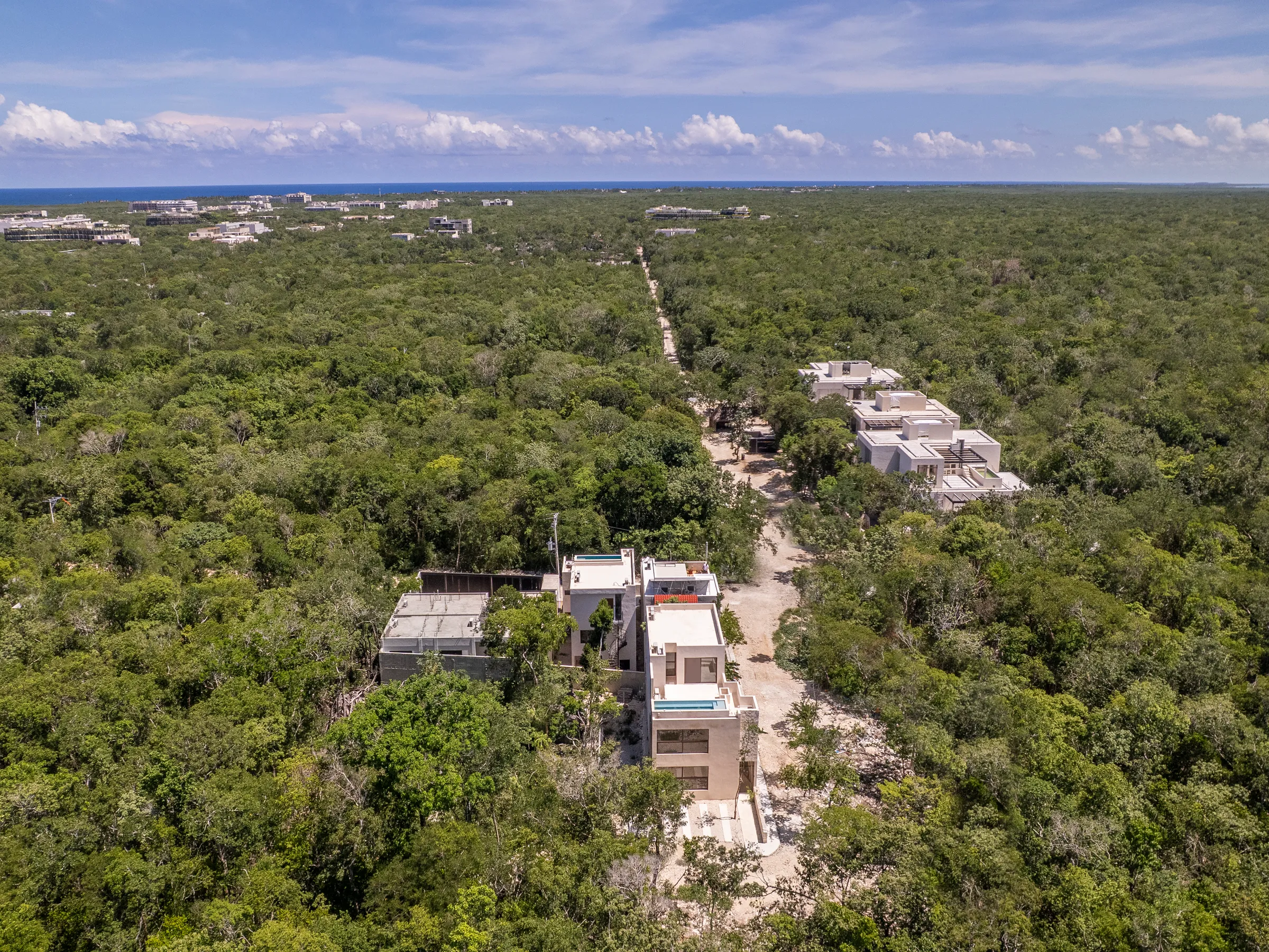 Vue aérienne de l’ensemble et de la jungle, avec la mer des Caraïbes à l’horizon