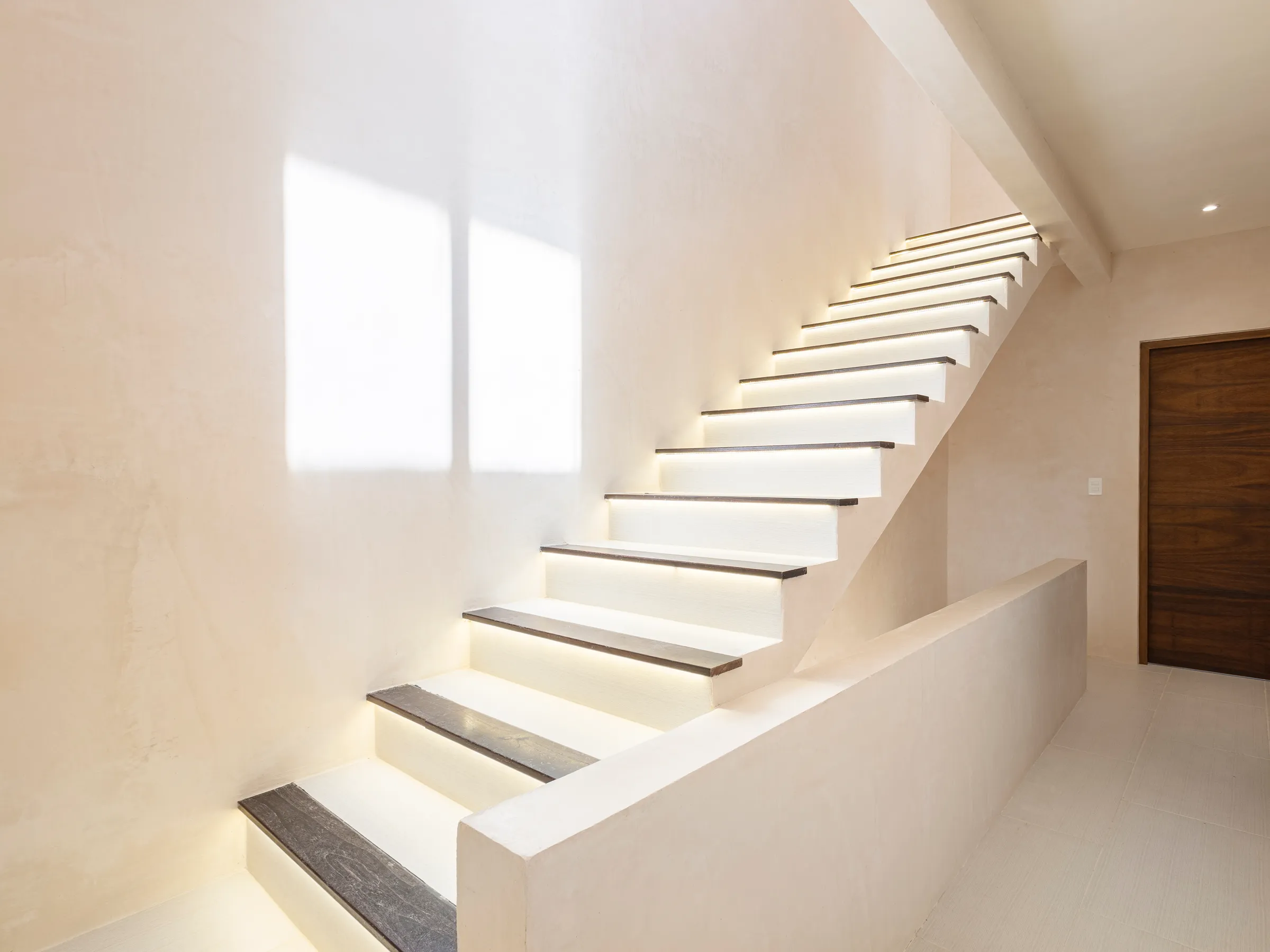 Escalier avec éclairage indirect dans la Villa Quetzal
