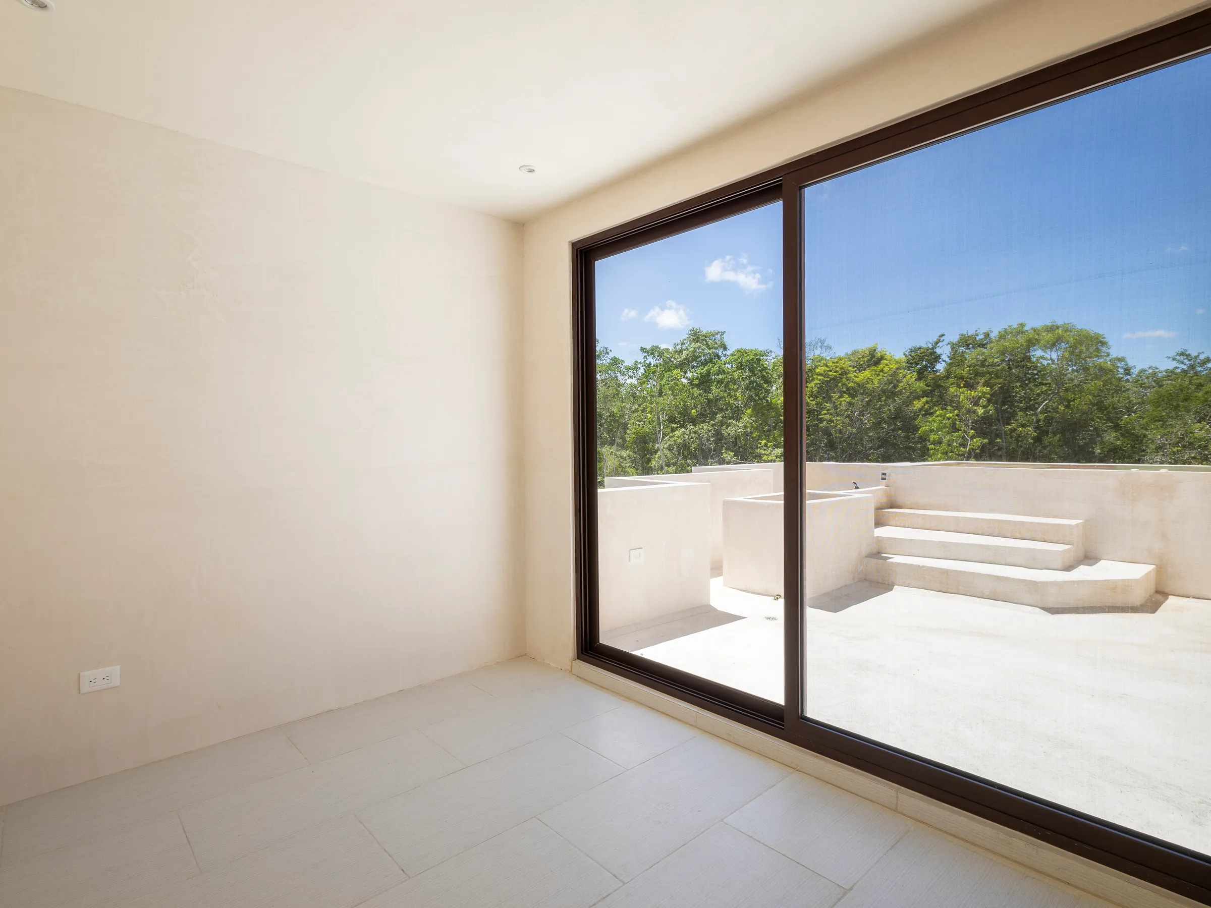 Chambre de la Villa Quetzal avec baie coulissante sur la terrasse du troisième étage