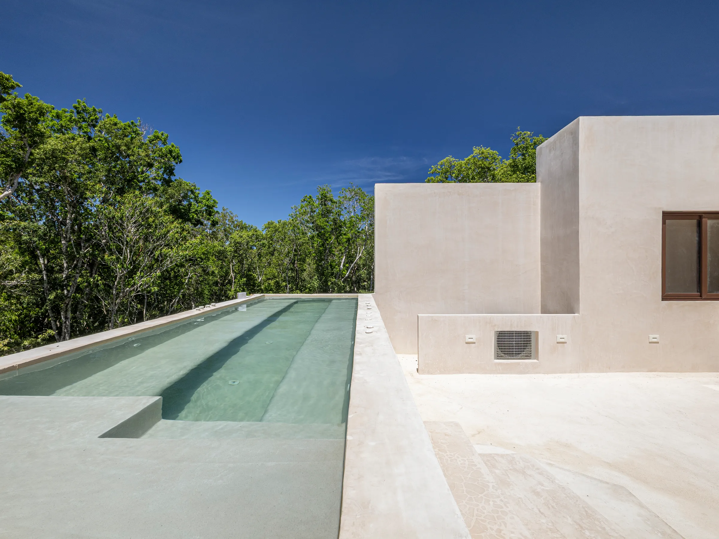 Piscine et solarium au troisième étage de la Villa Quetzal